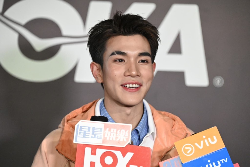 Fourth笑容燦爛,牙齒亮白。 Fourth笑容燦爛,牙齒亮白。