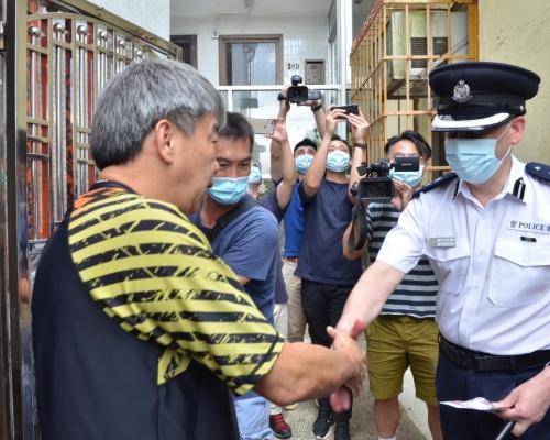 派發防罪單張给村民。