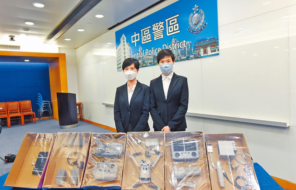 中區警區刑事部女總督察阮潔雯(右)講述案情。