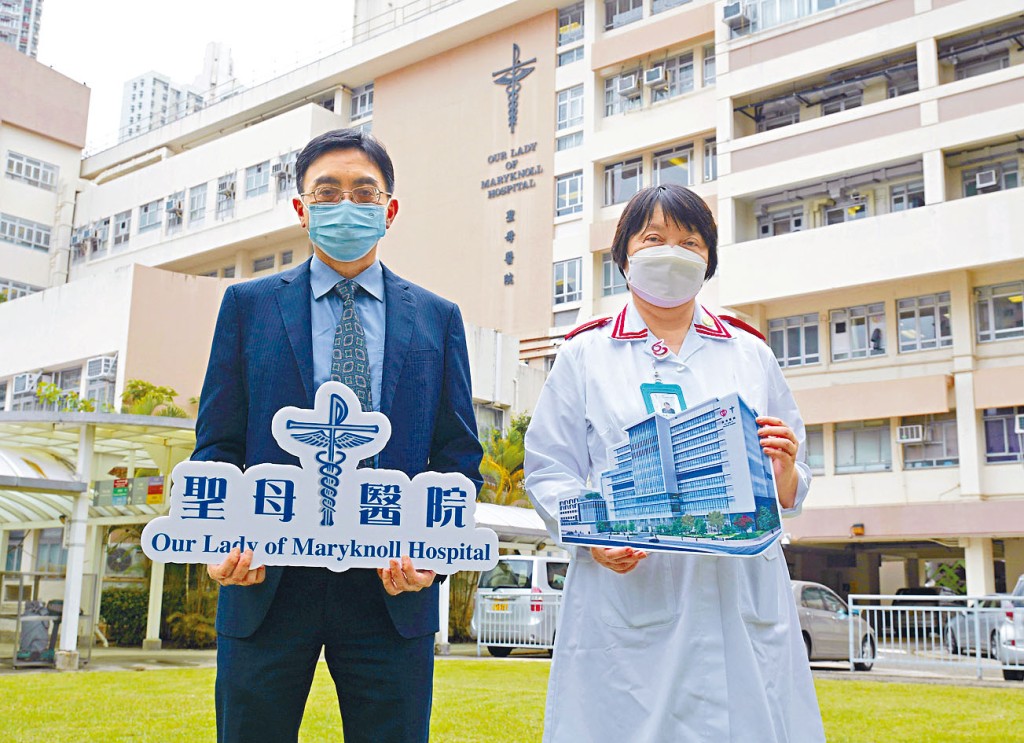 聖母醫院行政總監劉思廷（左）和護理總經理羅錦燕（右）介紹原址重建計畫。