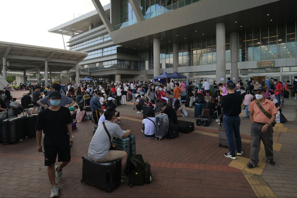 深圳湾口岸现人潮，市民带同行李等候。