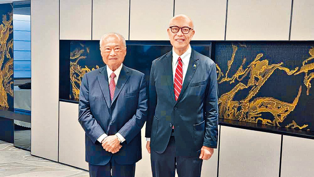 市建局行政總監蔡宏興(右)表示正檢討「同區7年樓齡」的賠償機制,左為主席周松崗。