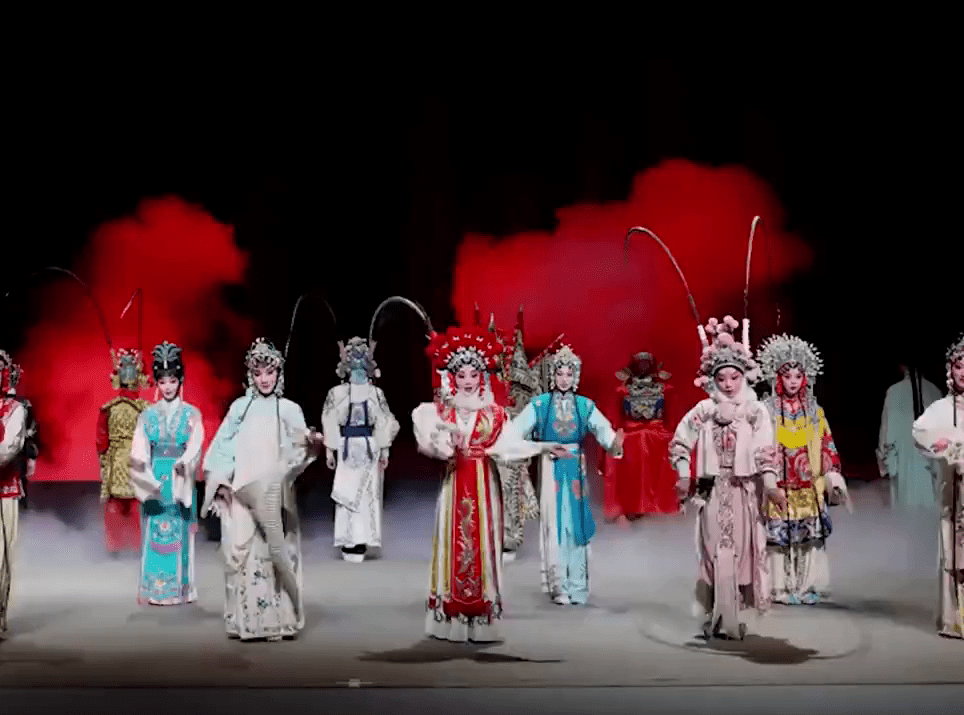 湖南昆剧团穿戏服跳科目三，网民激赞。