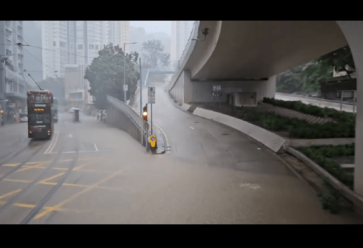 部分道路出現水浸 部分道路出現水浸
