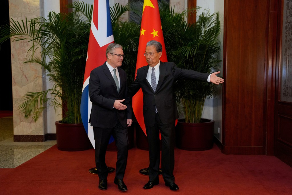 施紀賢在中國北京人民大會堂與全國人大委員長趙樂際握手。 路透社