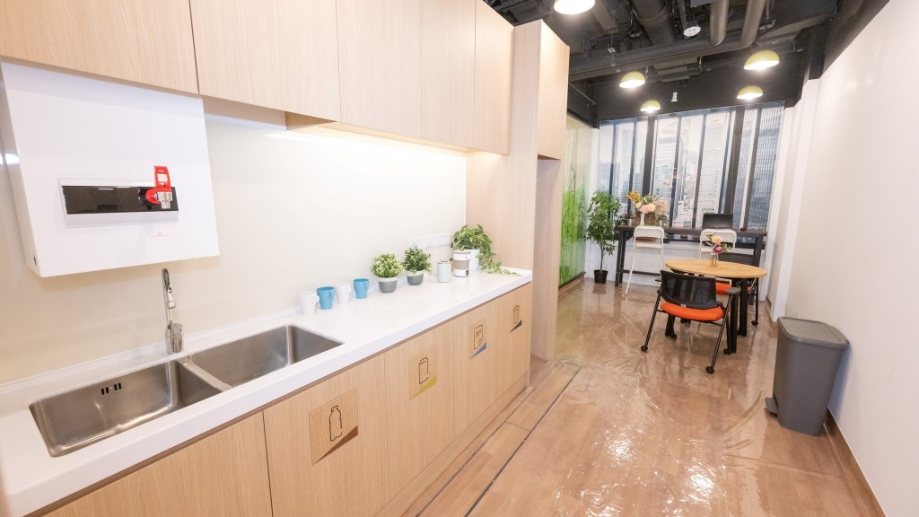 立法會大樓正進行擴建工程,行政管理委員會今早到擴建工程承辦商在分域碼頭的工地,參觀新建11至14樓樓層的模擬茶水間及洗手間。梁君彥FB