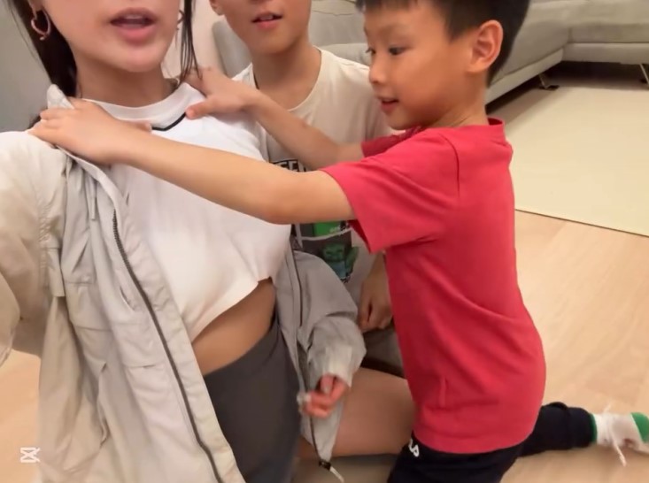 不過又即時變成露臍裝。 不過又即時變成露臍裝。
