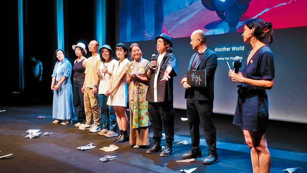 導演吳啓忠(右三)在影展上感受歡呼聲與掌聲。 導演吳啓忠(右三)在影展上感受歡呼聲與掌聲。