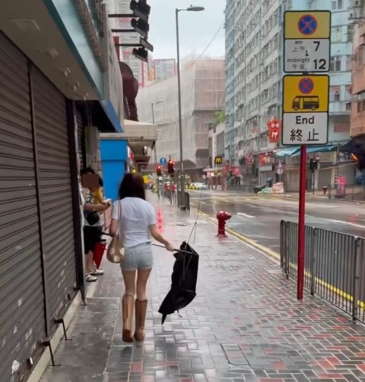 •其實好危險,一唔小心連人帶遮扯走咗出 意外,最好係雨褸,萬一開遮遇強風盡快收 遮搵地方避,反正要濕嘅把遮都擋唔到,收 遮反而係最好選擇。Threads截圖 •其實好危險,一唔小心連人帶遮扯走咗出 意外,最好係雨褸,萬一開遮遇強風盡快收 遮搵地方避,反正要濕嘅把遮都擋唔到,收 遮反而係最好選擇。Threads截圖