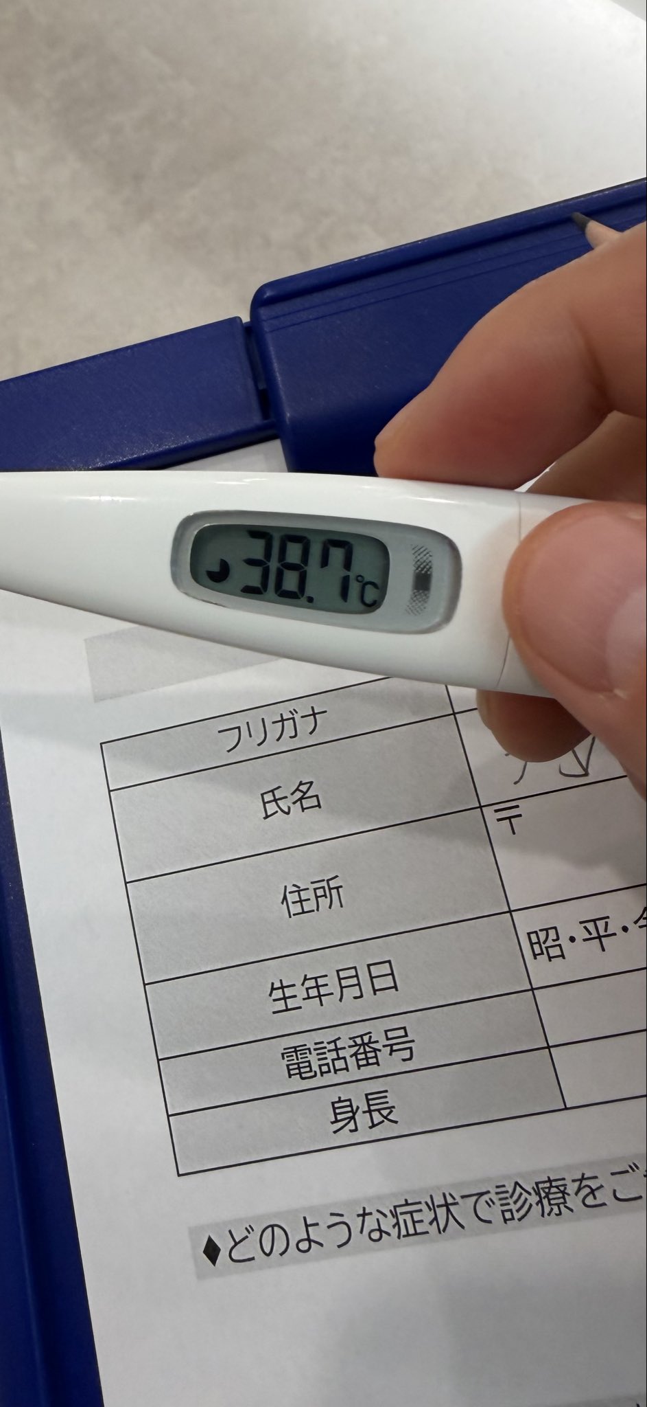 網民發燒不適，發文稱「吃完蟹冷麵就死了」。 @tissuemon / X 