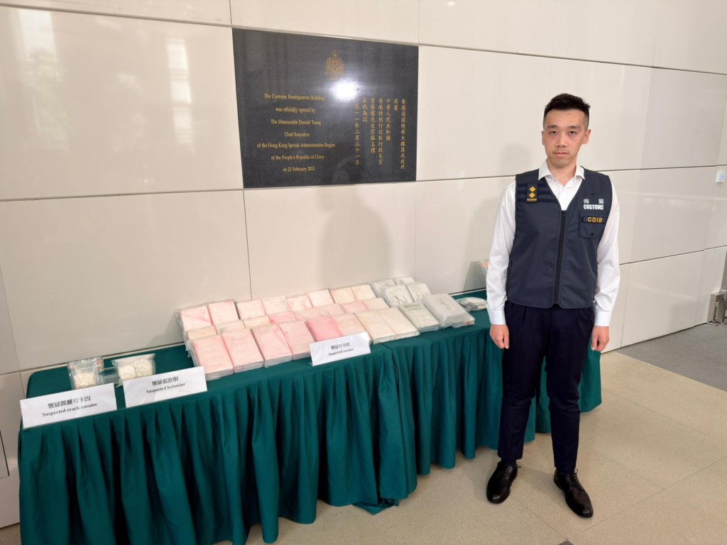 海關展示所得證物。 海關展示所得證物。
