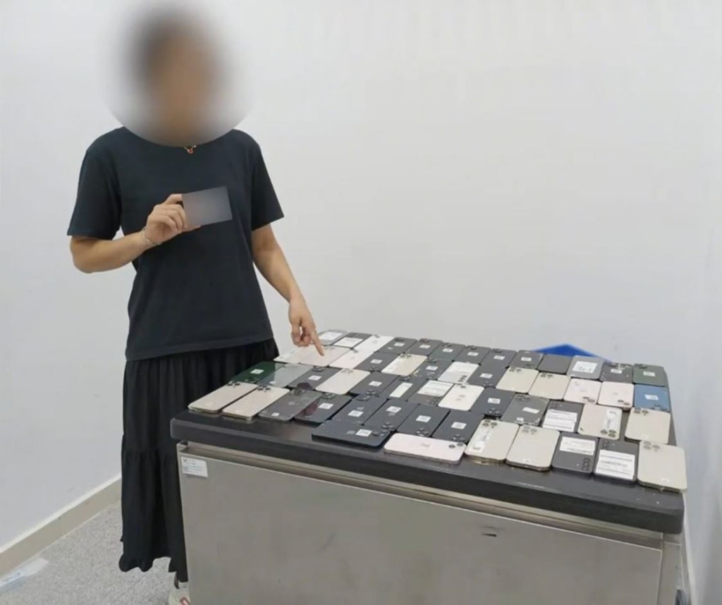 涉事男女在身上纏著共102部舊手機，企圖經拱北入內地。海關發佈