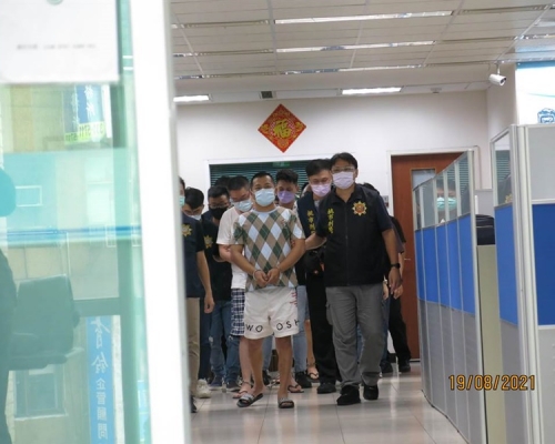 4幫會共180人被帶返警署扣查。中時