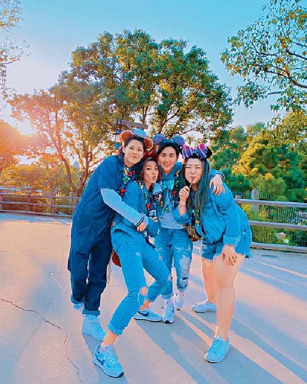 ■歐鎧淳與倪碧賢拍合照時糖黐豆。網上圖片