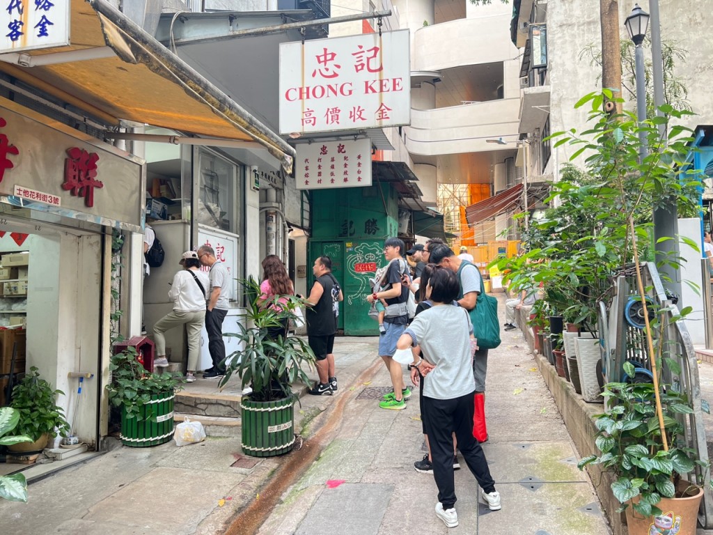 金行出现排队人龙。曹露尹摄