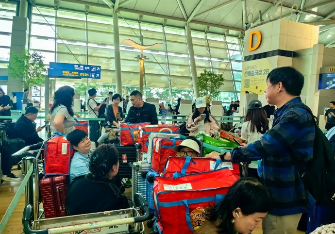 仁川机场大批旅客滞留。微博 仁川机场大批旅客滞留。微博