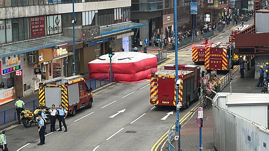 消防鋪氣墊戒備。劉漢權攝