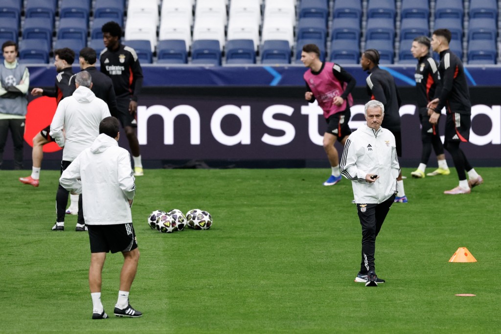 摩連奴領軍進行賽前操練。法新社