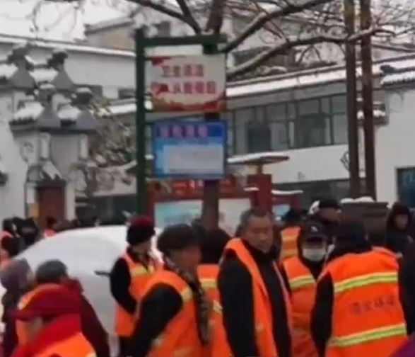 河南夏邑清潔工冒雪追薪，引起網民憤慨。影片截圖