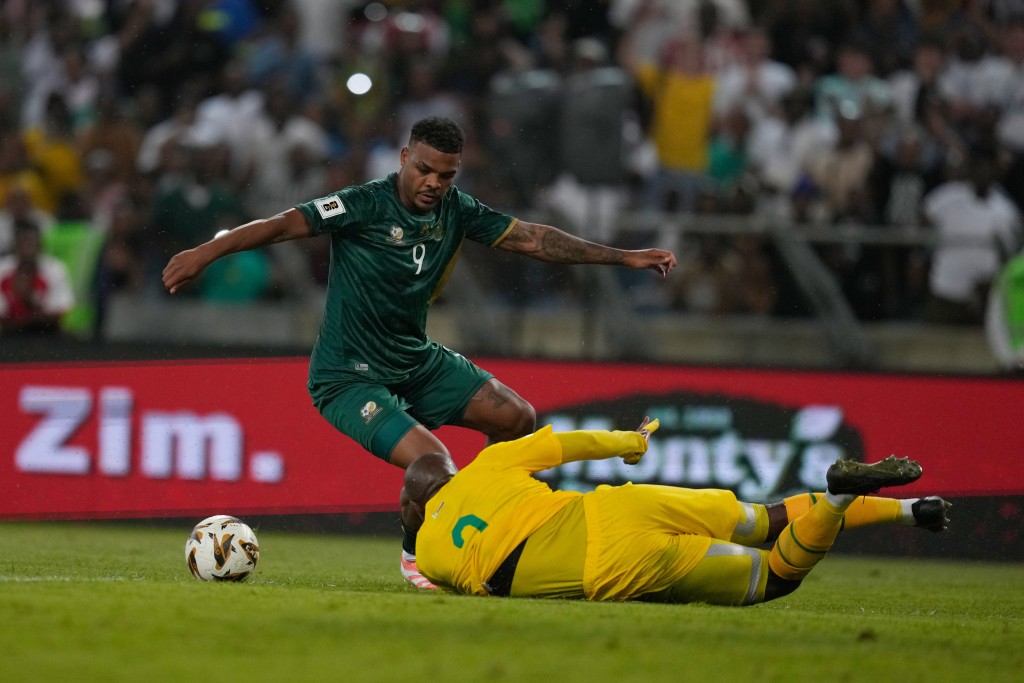 效力英超般尼的南非中鋒利尼科士打上場一傳一射，助南非擊退安哥拉。美聯社