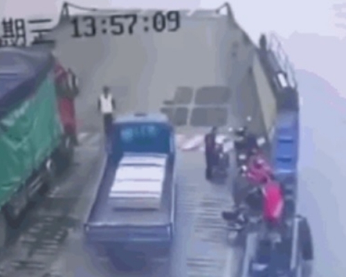 貨車直接衝進長江。 影片截圖