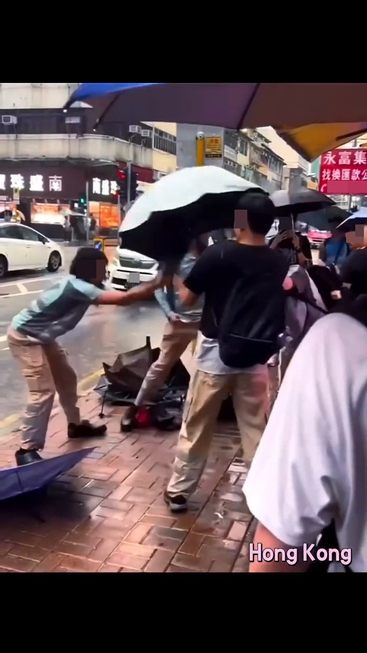 男子背囊當流星錘亂舞連環圖(一)。fb截圖 男子背囊當流星錘亂舞連環圖(一)。fb截圖