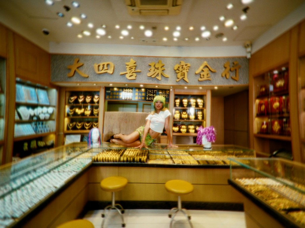 陳凱詠(JACE)全新跳唱歌曲《SWITCH》MV,於極具港式情懷的金行取景。 陳凱詠(JACE)全新跳唱歌曲《SWITCH》MV,於極具港式情懷的金行取景。