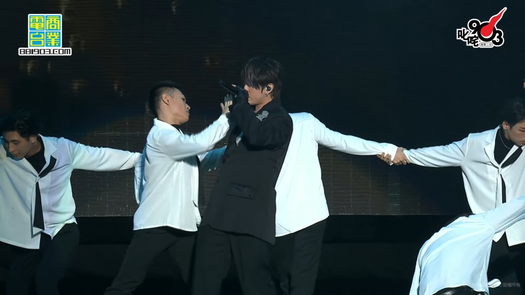 姜濤再演唱《濤》。 姜濤再演唱《濤》。