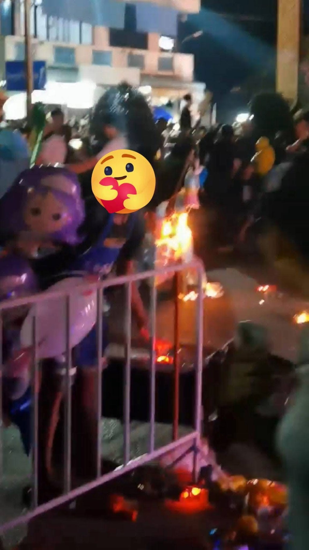 有民众拍摄到是气球着火。 fb / Ha Lamphun
