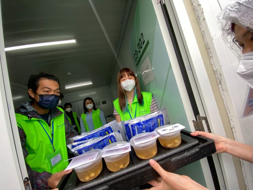 保安局为答谢前线抗疫人员，特意在劳动节送糖水及冰巾。