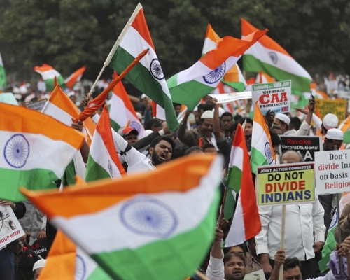 印度民眾舉國旗抗議。AP