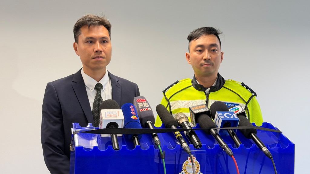 新界北總區重案組總督察譚子偉(左)及新界北總區交通部署理總督察姚卓倫(右)交代案件。 新界北總區重案組總督察譚子偉(左)及新界北總區交通部署理總督察姚卓倫(右)交代案件。