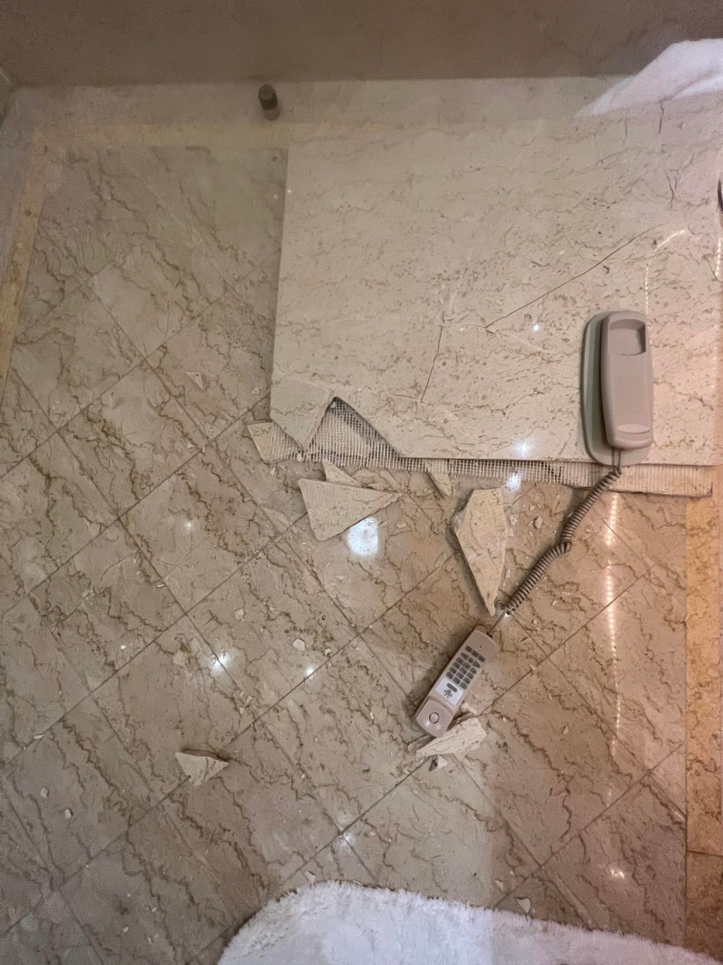 碎片连同浴室电话散落一地。「澳门高登起底组」网民图片
