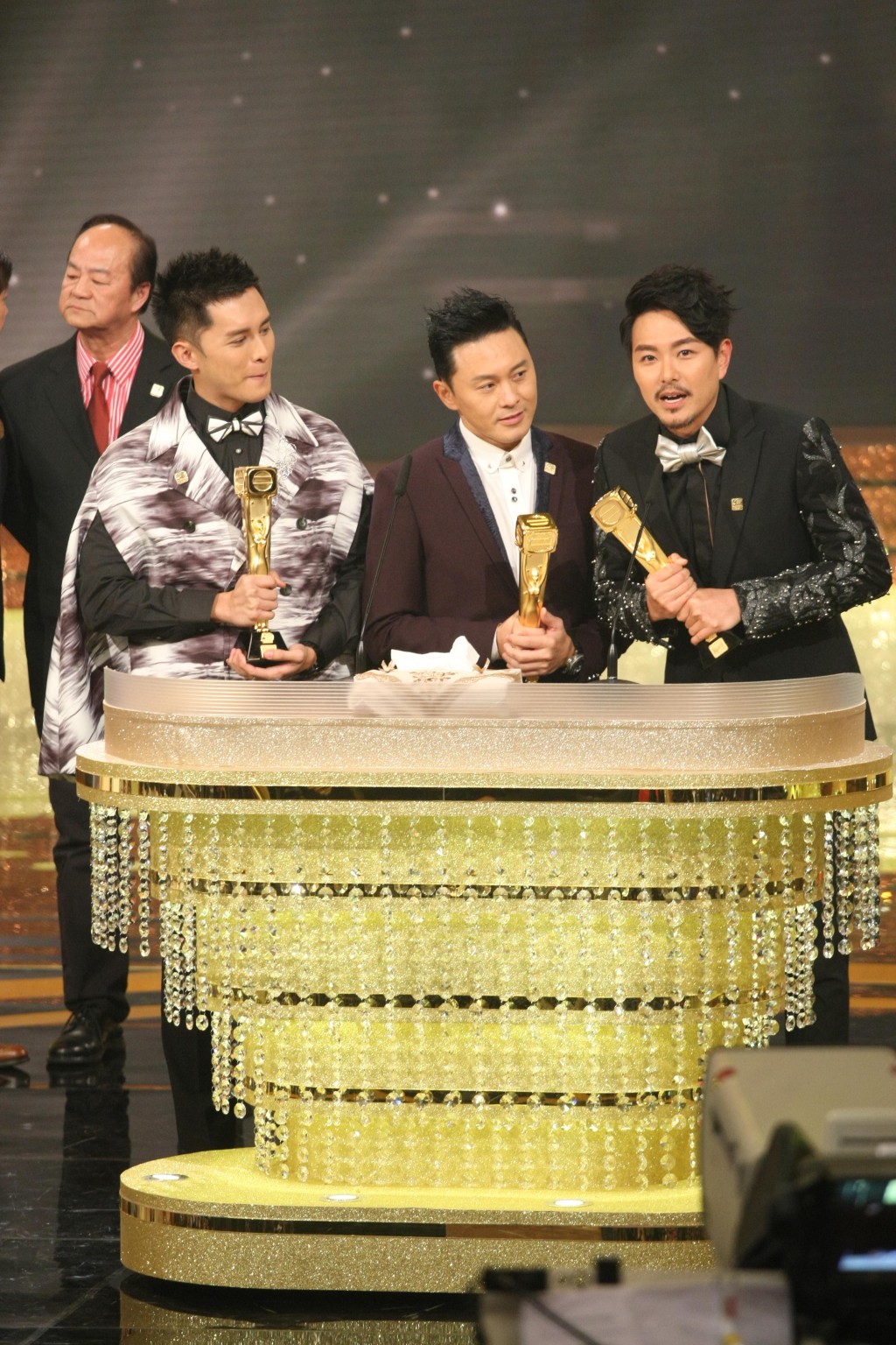 其后再在《万千星辉颁奖典礼2017》与曹永廉、何广沛获得「最受欢迎电视拍档」。