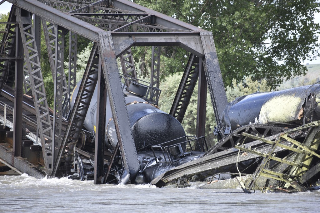 桥梁突然断裂倒塌多节车厢跌入河中。美联社