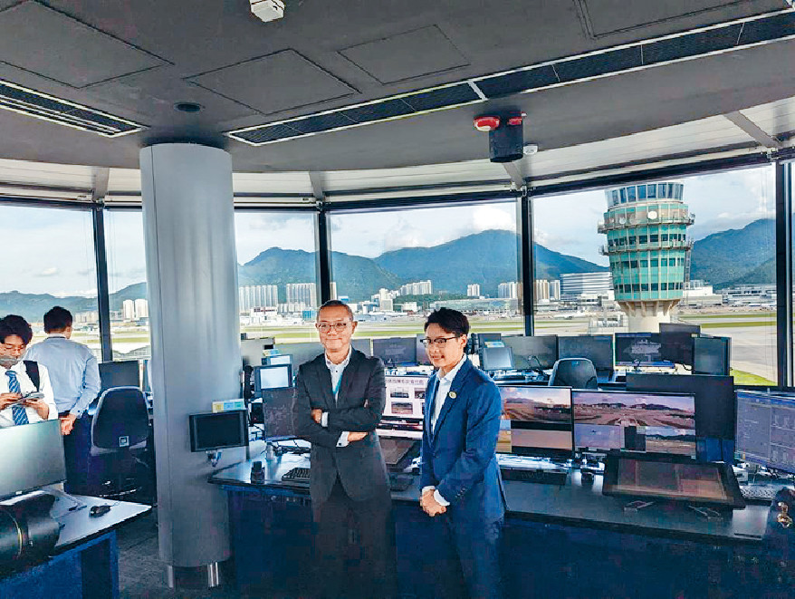 ■姚兆聰和民航處電子工程師趙雅文（右）視察系統。