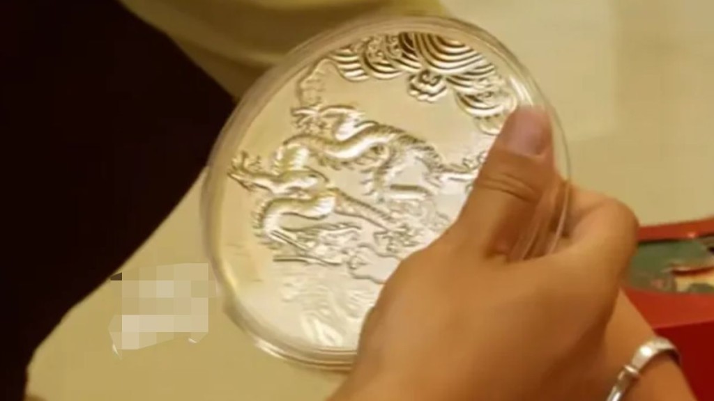 老翁中風前購買多個紀念金幣。