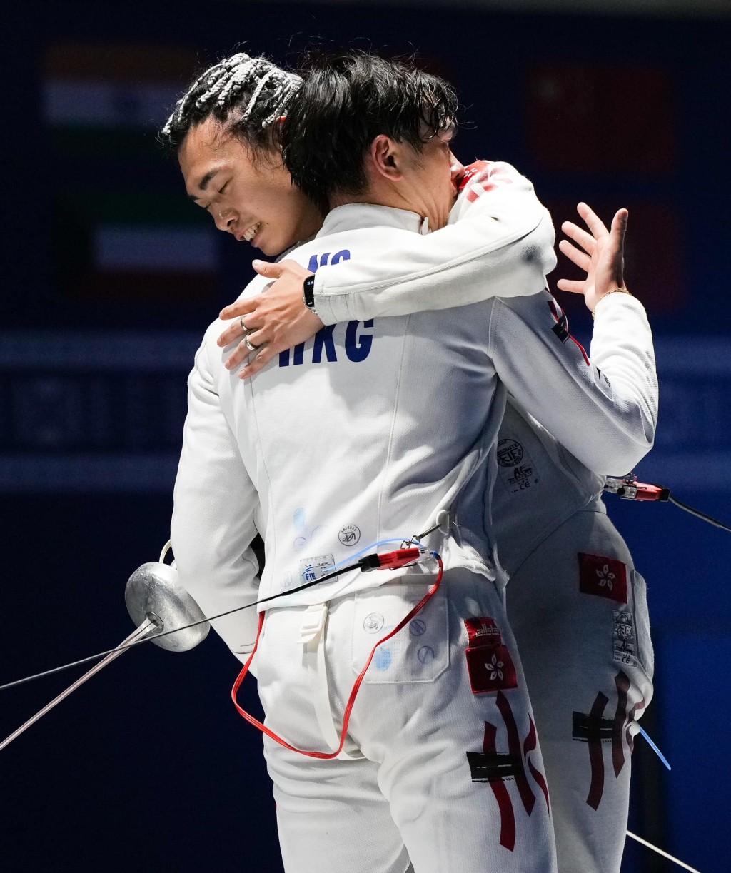 历史性的一刻: 2位男重代表在赛后怎少得这识英雄重英雄的抱抱呢? FIE FB 图
