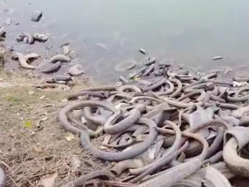 河堤上各種各樣的建築垃圾更是隨處可見,而這裡僅離黃河入口30多公里遠。(網圖)
