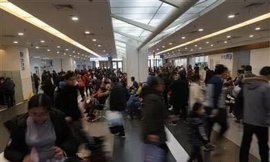 呼吸道合胞病毒爆發季節,醫院都擠滿兒童及家長。 新聞晨報資料圖 呼吸道合胞病毒爆發季節,醫院都擠滿兒童及家長。 新聞晨報資料圖