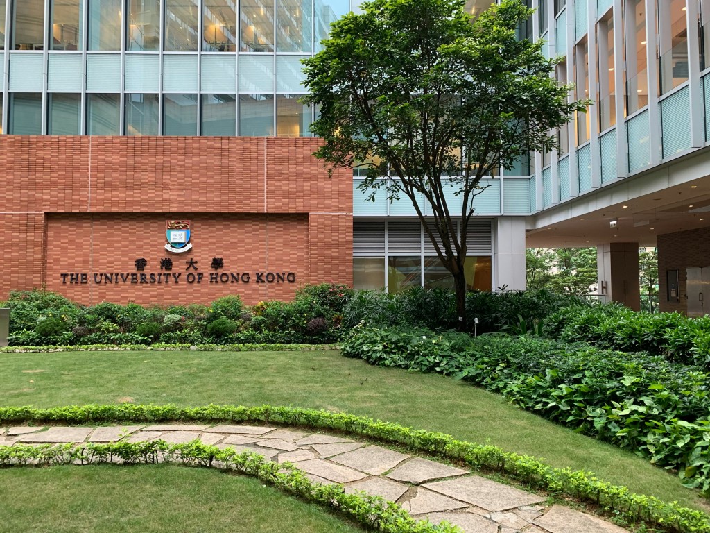一名港男在網上分享了自己當年由「考唔到大學」跌落谷底,一路逆襲憑副學士其後成功銜接上香港大學(HKU)主修經濟學(Economics)。(資料圖片) 一名港男在網上分享了自己當年由「考唔到大學」跌落谷底,一路逆襲憑副學士其後成功銜接上香港大學(HKU)主修經濟學(Economics)。(資料圖片)