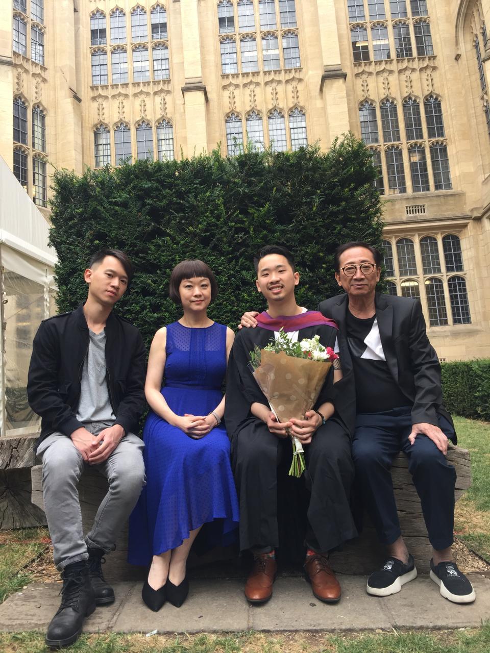 輝哥跟太太鄧藹霖分別陪長子和細仔英港兩邊走。