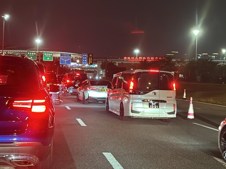 大批車輛在港珠澳大橋等候過關入珠海。讀者提供