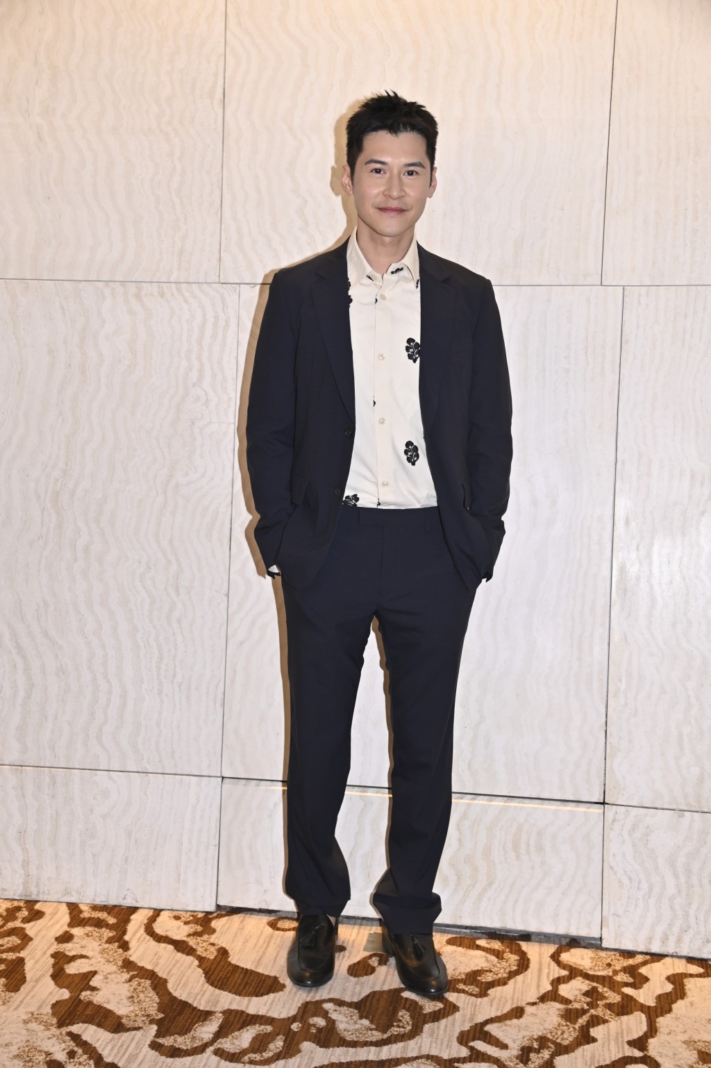 太太連詩雅幫手設計開胃餐單,陳家樂笑稱不享受。 太太連詩雅幫手設計開胃餐單,陳家樂笑稱不享受。