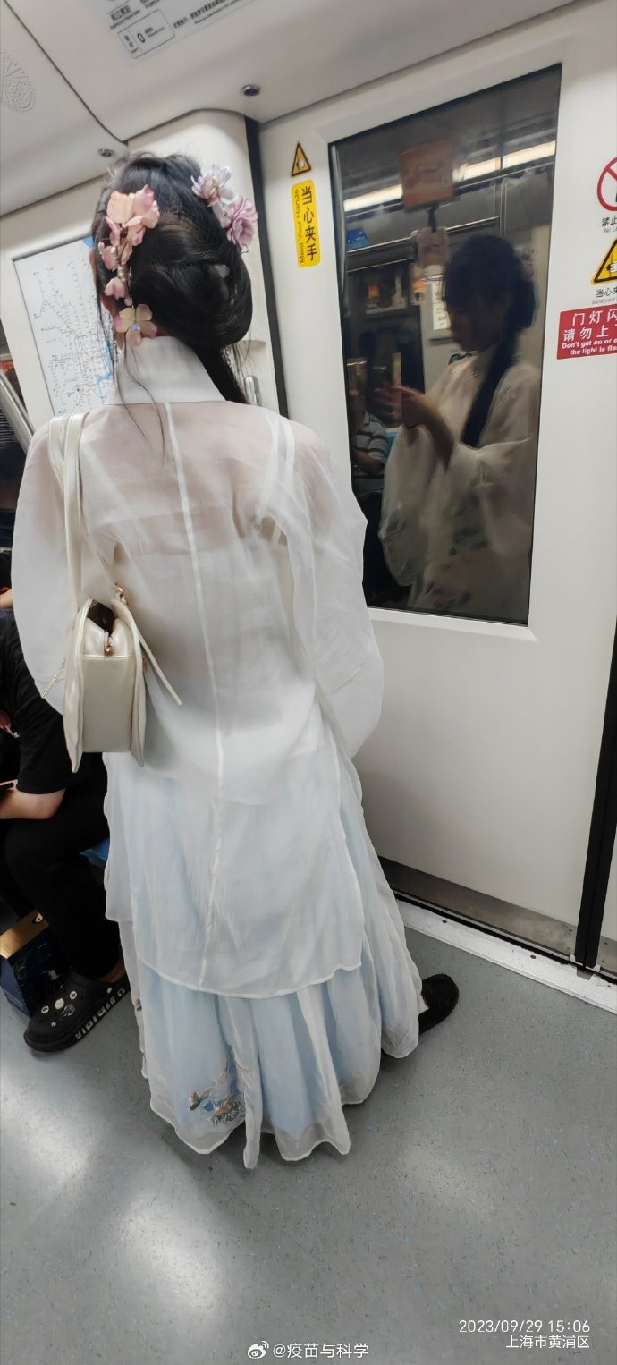 在内地，地铁上穿着汉服的女子。 网图