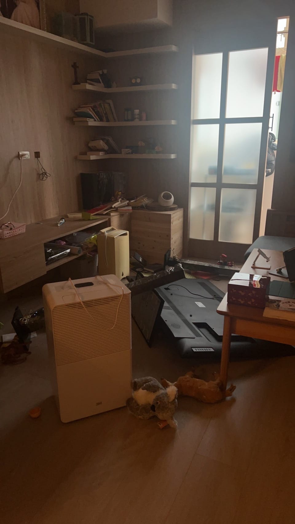 台湾花莲地震，民众家中物件被震至落地。FB