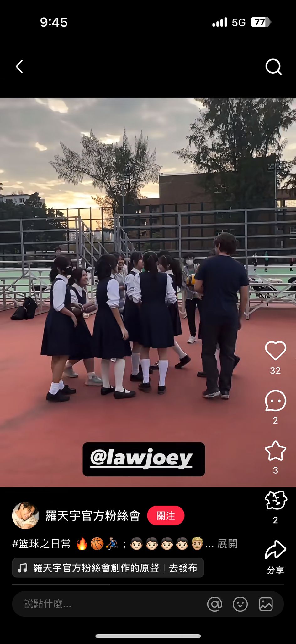 羅天宇在片中被多名女學生要求合照。 羅天宇在片中被多名女學生要求合照。