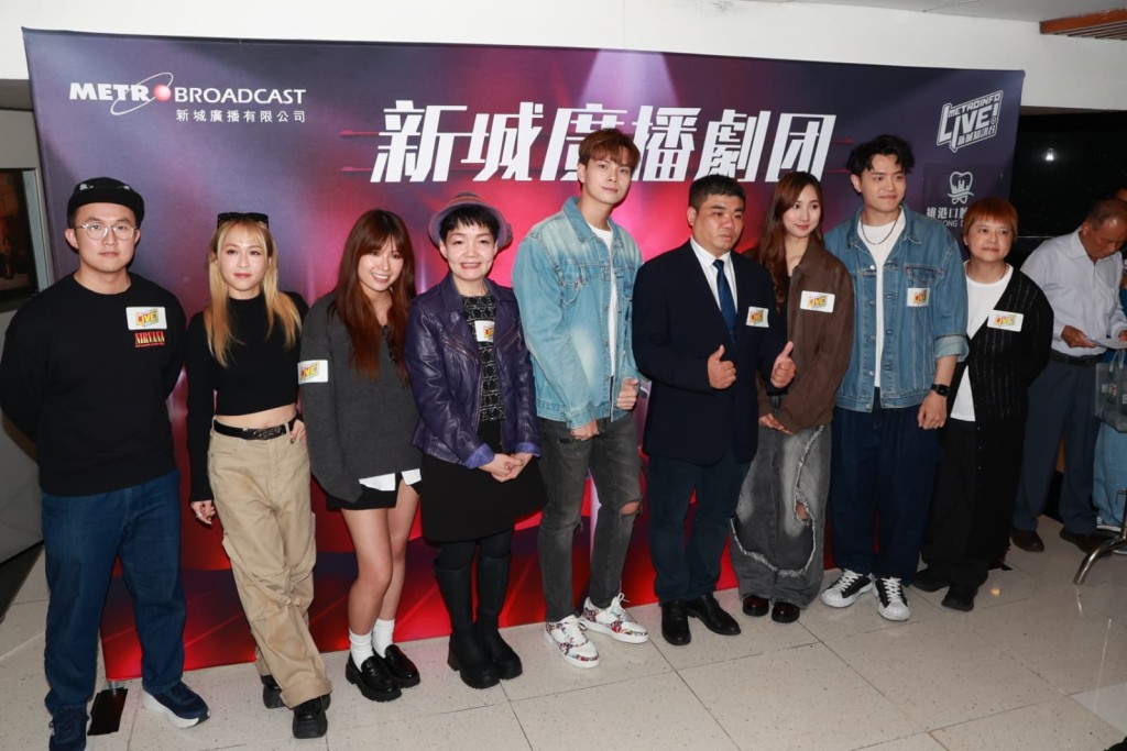 潘釗彤(左二)、林芊瑩(左三)、黎展峯(左五)、鍾柔美(右四)、安俊豪(右三)出席廣播劇《生成式戀愛》記者會。 潘釗彤(左二)、林芊瑩(左三)、黎展峯(左五)、鍾柔美(右四)、安俊豪(右三)出席廣播劇《生成式戀愛》記者會。