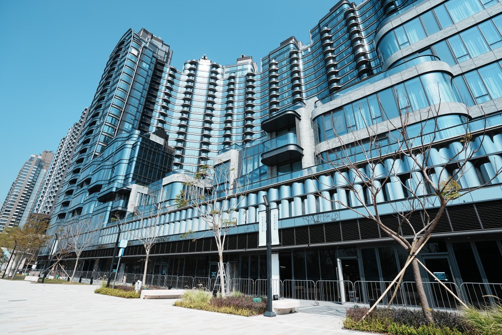 啟德天璽．海1座低層A室為例，單位面積2103方呎，月初以1.15512億元售出，呎價54927元，若以新稅率6.5%計算，須繳付的印花稅款將調升至約750萬元，多付金額達259萬元。