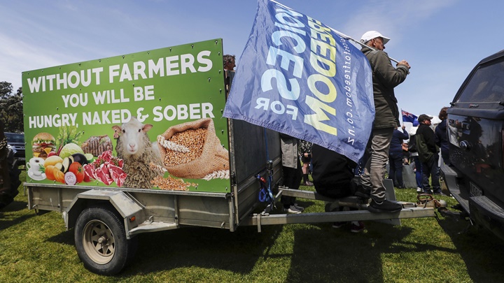 示威農民直指一旦失去農業，人們不單再沒有食物與衣服，連酒精也不再有。AP圖片